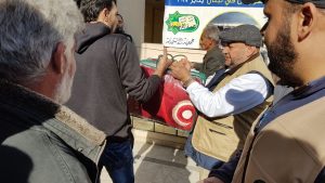الكندري يوزع مساعدات أهل الكويت